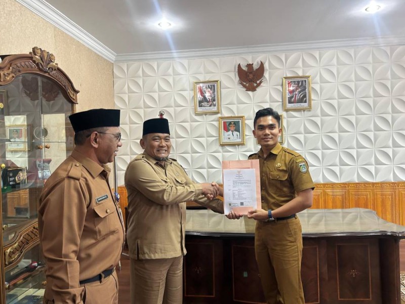 Wawako Dumai Serahkan SK kepada Enam ASN Lulusan Sekolah Kedinasan