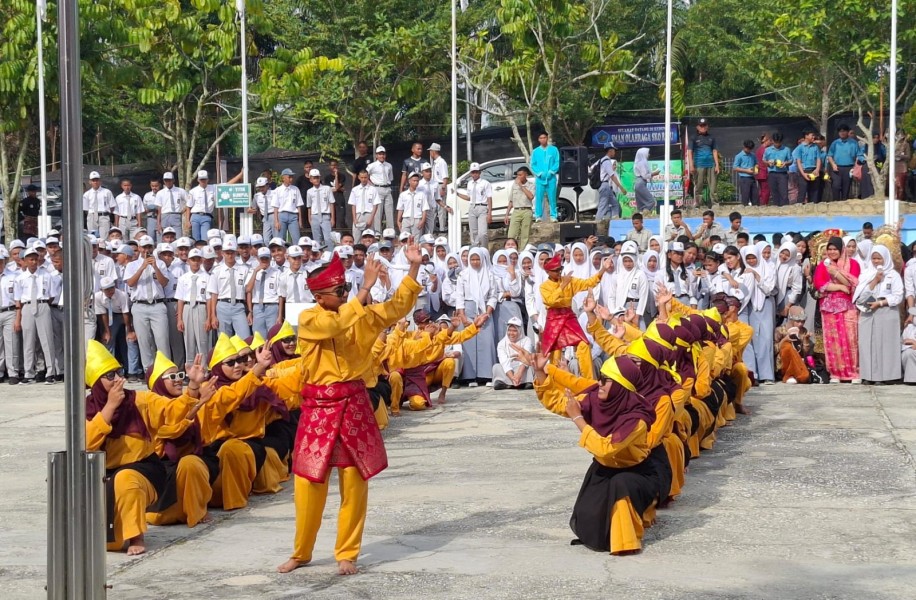 Tarian Pacu Jalur Meriahkan Hari Sumpah Pemuda di SMA Olahraga Riau
