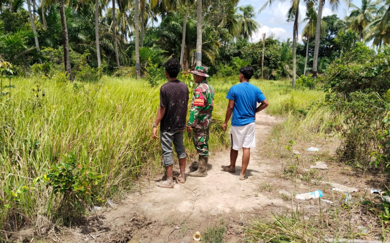 Patroli Karhutla di Sungai Sembilan, Babinsa Tegaskan Larangan Membuka Lahan dengan Membakar