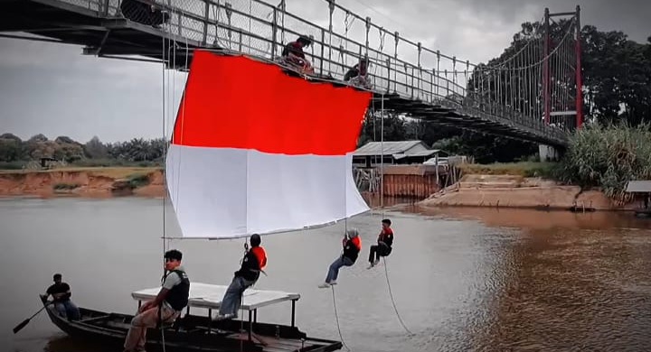 Upacara Bendera Sang Merah Putih Berkibar di Jembatan Duo Suku Desa Wisata Buluhcina