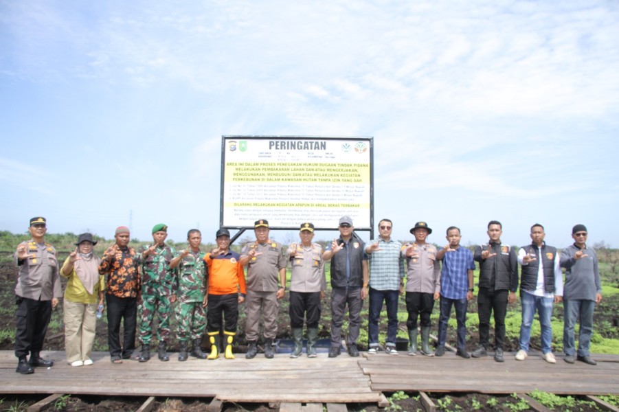 Pasang 24 Plang Peringatan Karhutla, Simbolis di Desa Rawa Asri Kuala Cenaku