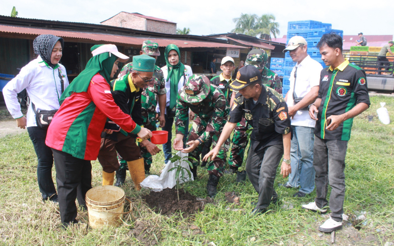 Dandim Dumai Pimpin Karya Bakti Pembersihan Pasar dan Penanaman Pohon Peringati Hari Juang TNI AD 2025