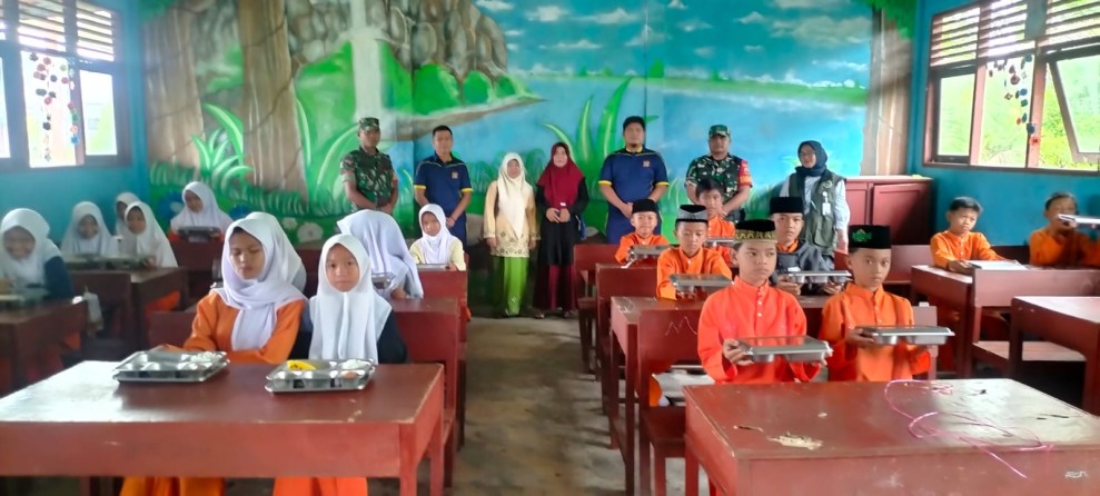 Dukung Pemenuhan Gizi Anak, Babinsa Koramil 06/Kateman Kembali Dampingi Program Makan Sehat Bergizi