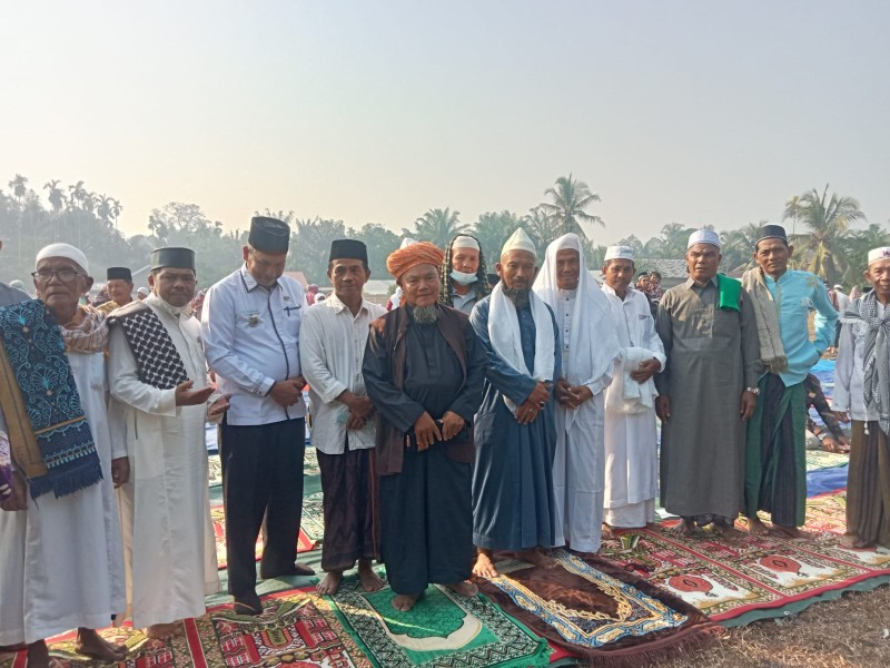 Ratusan Warga Rambah Tengah Barat Gelar Salat Istisqa, Memohon Hujan di Tengah Kemarau Panjang
