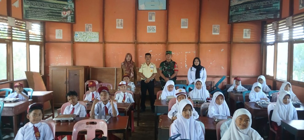 Babinsa Koramil 06/Kateman Kembali Berikan Pendampingan Kegiatan Makan Bergizi di Sekolah