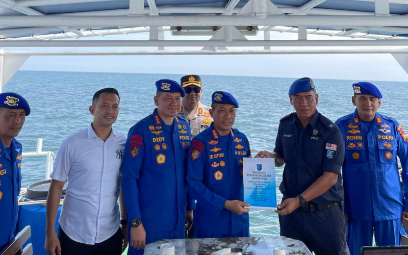 Koordinasi Lintas Negara dalam Menjaga Keamanan Perairan, Polda Riau Gelar Pertemuan di Laut