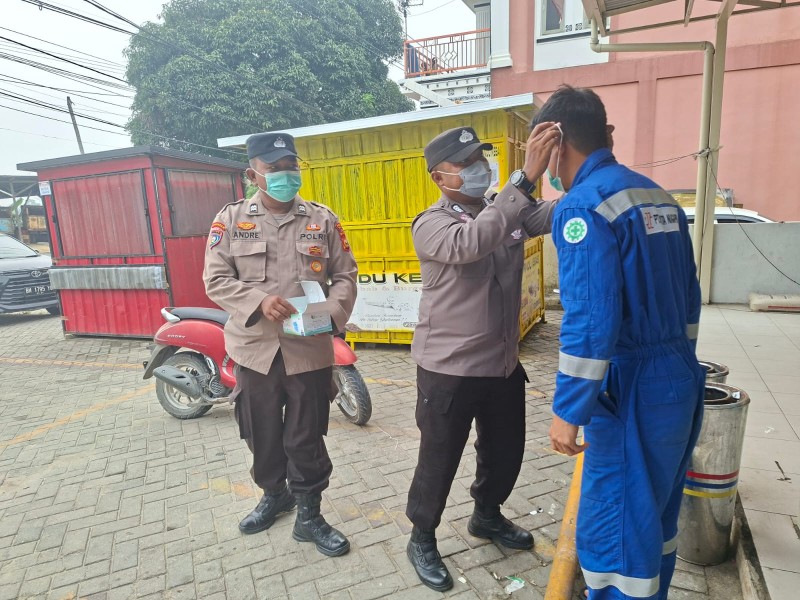 Polsek Minas Bagikan 100 Masker kepada Warga, Kapolsek Kompol Syahrizal Imbau Tetap Gunakan Masker Saat Kabut Asap