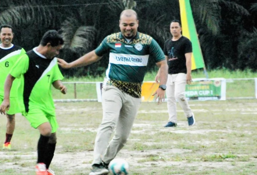 Bupati Inhu Main Bola Ramaikan Turnamen Orpeda Cup 1