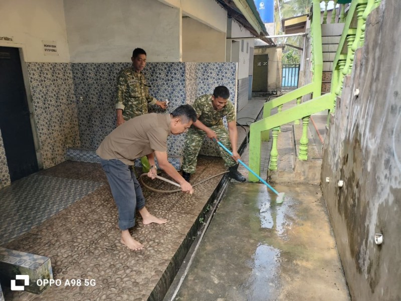 Babinsa Serda Mayus Maruli Ikut Giat Karya Bakti Bersihkan Masjid Al-Mukminin Bersama TNI-Polri dan Masyarakat