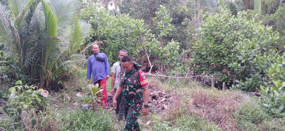Pratu Deby Maharezki Patroli Tapal Batas Cegah Karhutla di Desa Tanjung Raja