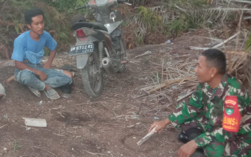 Babinsa Koramil 02 Gencarkan Patroli Karhutla di Medang Kampai