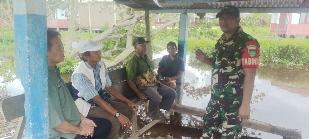 Babinsa Koramil 06/Kateman Perkuat Kamtibmas Lewat Pengawasan SDM