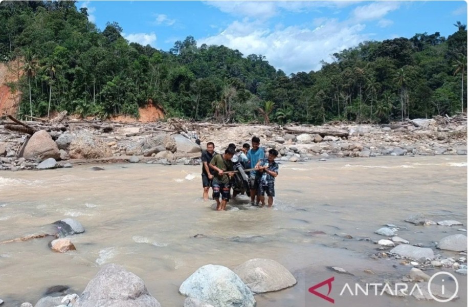 Warga Desa Sibio-bio Tapteng masih terisolir akibat jembatan putus