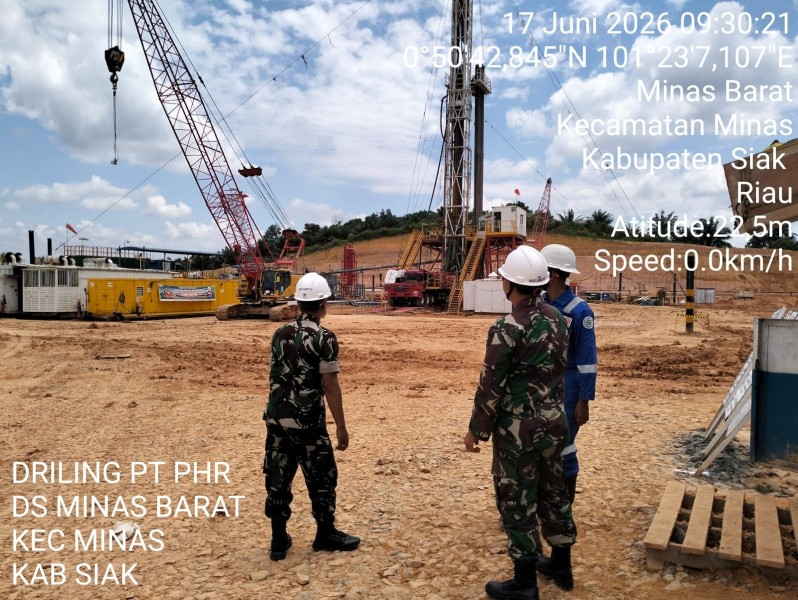 Serda Heppy Setyawan dan Serda Haris SP Laksanakan Patroli Pengamanan Lokasi Drilling di Wilayah Minas