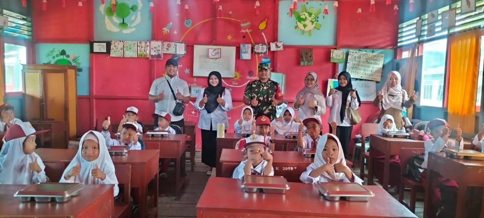 Dukung Tumbuh Kembang Anak, Babinsa Koramil 06/Kateman Kembali Dampingi Kegiatan Makan Sehat Bergizi di Sekolah-Sekolah