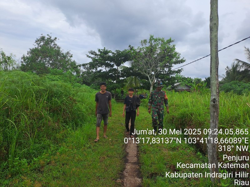Antisipasi Kebakaran Lahan, Babinsa Koramil 06/Kateman Gencarkan Patroli dan Sosialisasi Karhutla
