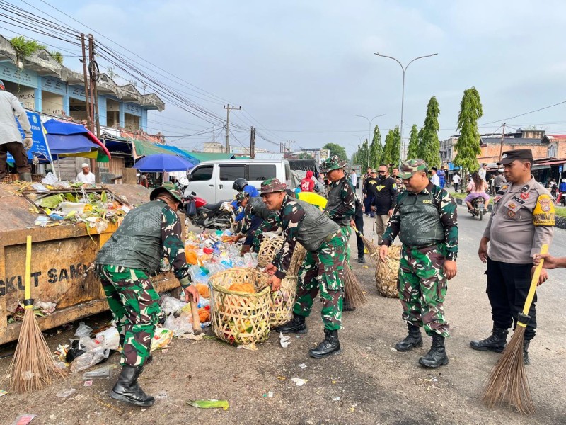 Peringati HUT ke-1 DAM XIX/Tuanku Tambusai, Koramil 04/Perawang Gelar Karya Bakti Bersihkan Pasar Tuah Serumpun