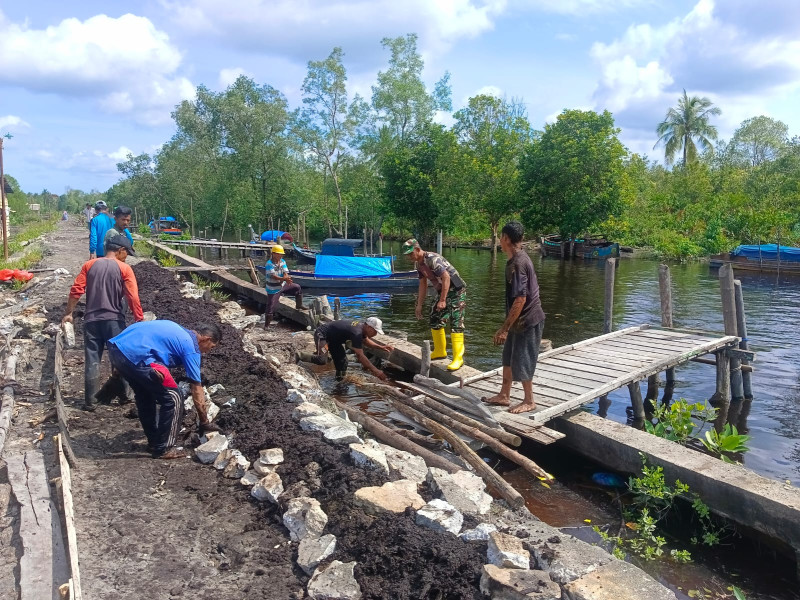Babinsa Koramil 06/Kateman Bersama Warga Sakarotan Goro Timbun Tanggul Cegah Banjir