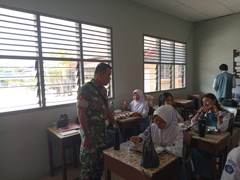Babinsa Kodim 0320/Dumai Dampingi Penyaluran Makan Bergizi Gratis untuk Ribuan Pelajar dan Kelompok Rentan
