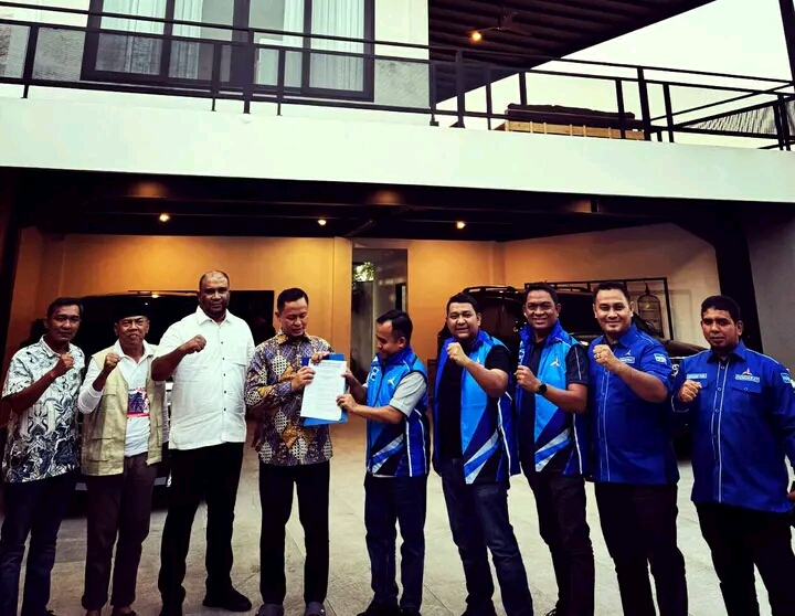 Haji Agung Nugroho Serahkan SK DPP Demokrat Penunjukan Aidi Plt Ketua DPC Rohul