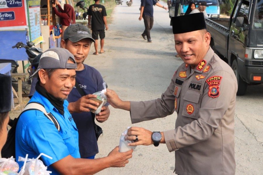 Aksi Sosial Polres Siak di Ramadan, 1000 Takjil Dibagikan di Kecamatan Bungaraya