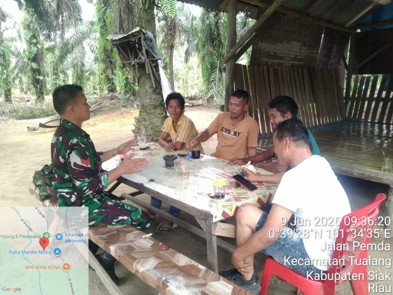 Babinsa Togi Sitorus Laksanakan Komsos, Ajak Warga Peduli Kesehatan dan Kebersihan Lingkungan
