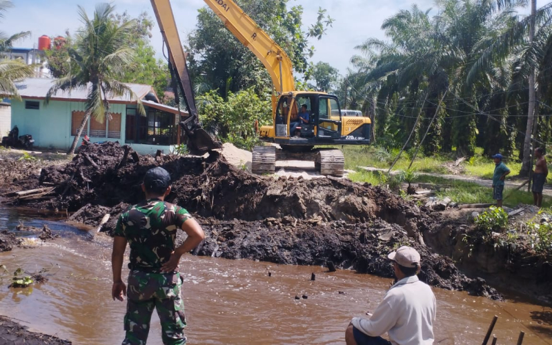 Personel Kodim 0320 Dumai Terus Kawal Pembangunan Dua Jembatan Armco di Sungai Sembilan