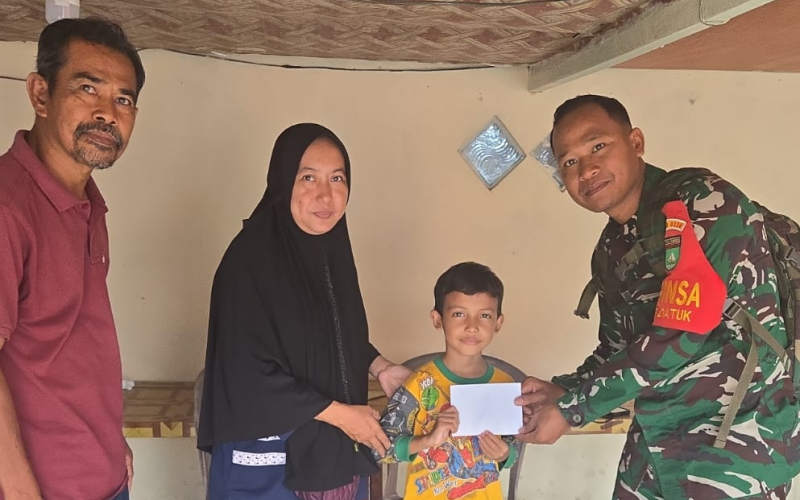 Wujud Kepedulian TNI, Babinsa Bukit Datuk Beri Santunan Anak Yatim Piatu