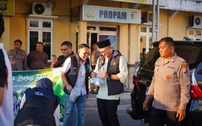 DPC IKA UIR Kota Dumai Bagikan 300 Paket Takjil di Depan Polres, Viencent: Ramadan Momentum Berbagi