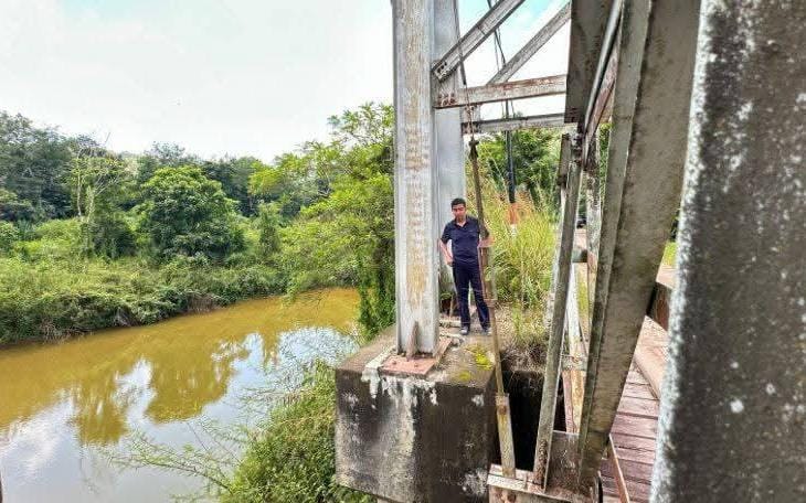 Bupati Kampar Buyung Kupuok Tinjau Jembatan Tanjung Belit–Balung