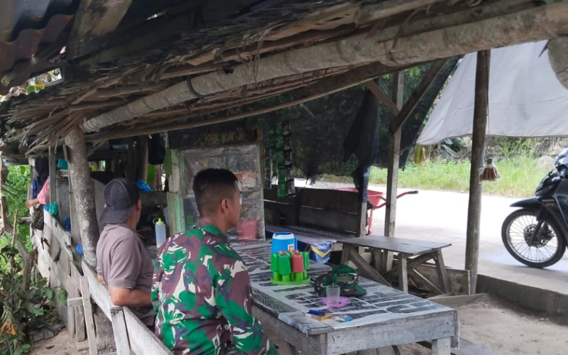 Babinsa Sungai Sembilan Aktif Laksanakan Komsos untuk Jaga Kondusivitas Wilayah