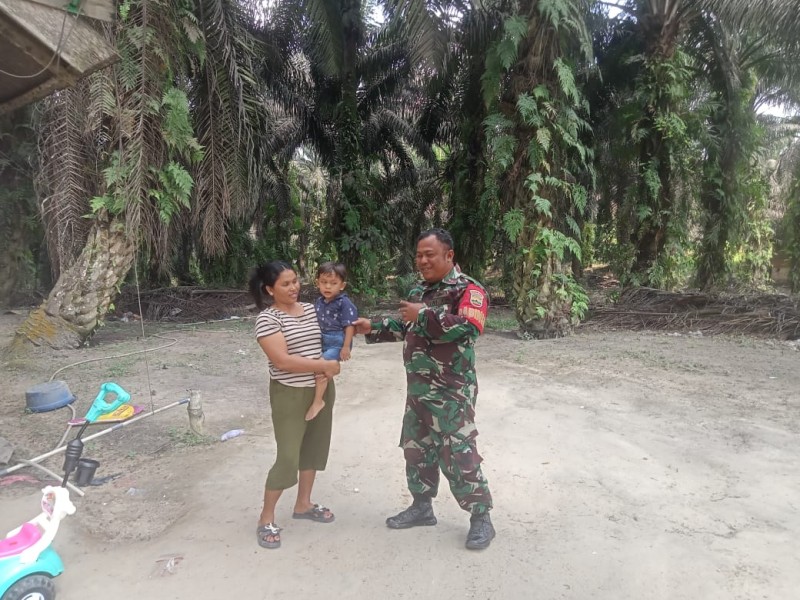 Babinsa Koramil 04/Perawang Laksanakan Pengecekan Anak Stunting di Kampung Rantau Panjang