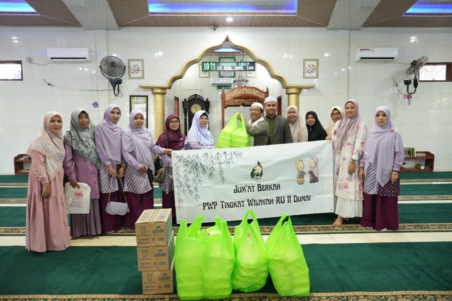 Gelar Jumat Berkah, Istri-istri Pekerja Kilang Pertamina Dumai Berbagi 200 Boks Nasi ke Masyarakat Sekitar