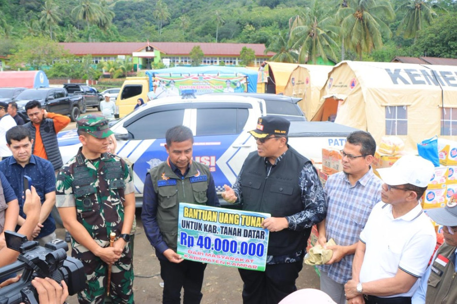 Bupati Ahmad Yuzar Serahkan Bantuan Tunai Rp40 Juta, Disambut Hangat Bupati Eka Putra