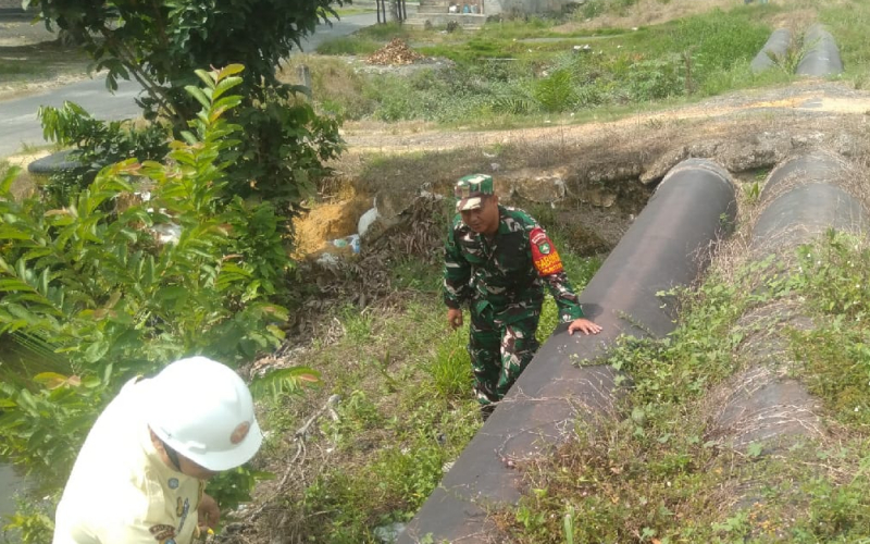 Babinsa Koramil 02/BK Bersama Security PHR Patroli Jalur Pipa, Warga Diimbau Jaga Objek Vital Nasional