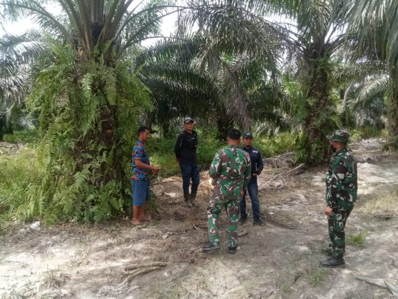 Babinsa Serda Heppy Setyawan Gelar Patroli Karhutla di Kampung Tasik Betung