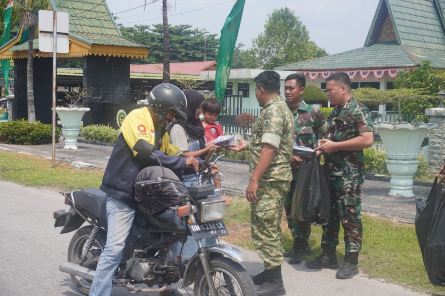 Jumat Berkah, Kodim 0320 Dumai Hadir Berbagi untuk Masyarakat