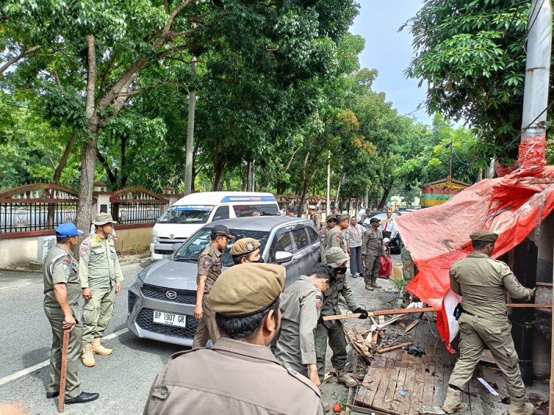 Satpol PP Pekanbaru Bongkar 20 Bangunan Liar PKL di RSUD Arifin Achmad, Ganggu K3L