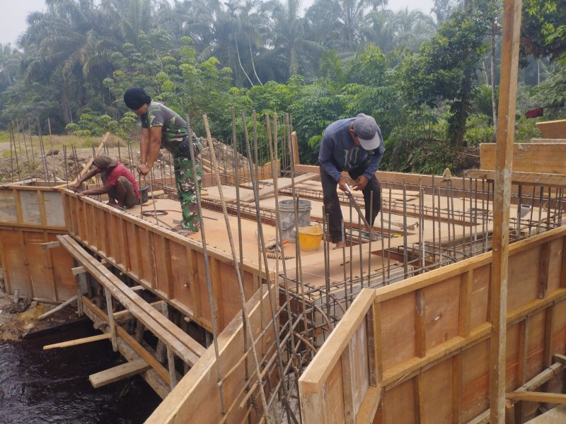 Kodim 0320/Dumai Kawal Pembangunan Jembatan Beton di Lubuk Gaung