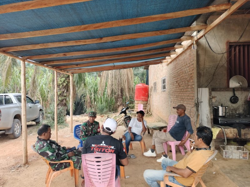 Babinsa Koramil 03/Minas Sertu Joko Purnomo Ajak Warga Bencah Umbai Peduli Kesehatan Lewat Komsos