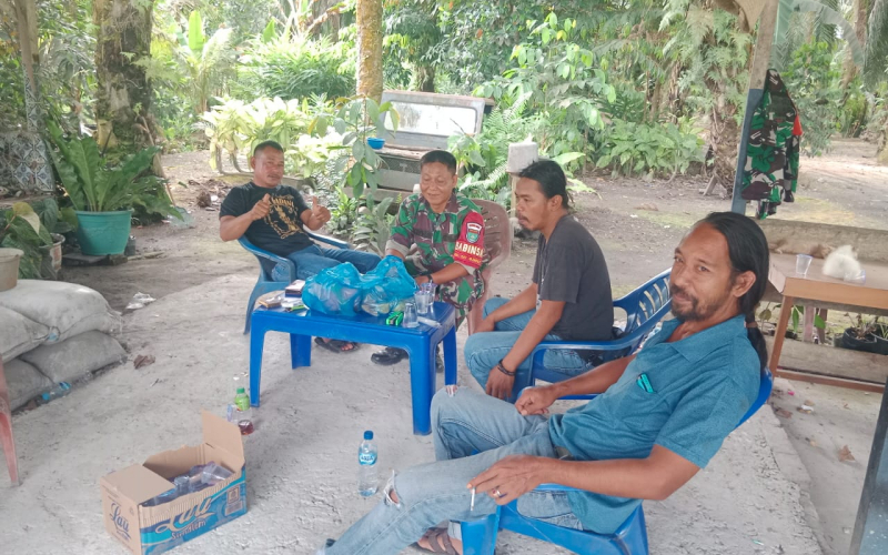 Babinsa Sungai Geniot Perkuat Silaturahmi, Komsos Jadi Wadah Serap Aspirasi Masyarakat