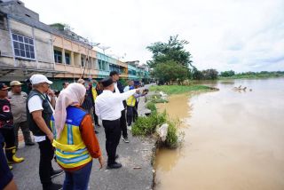 Turap Sungai Indragiri Roboh, Gubernur Riau Tinjau Lokasi dan Usulkan Perbaikan ke APBN