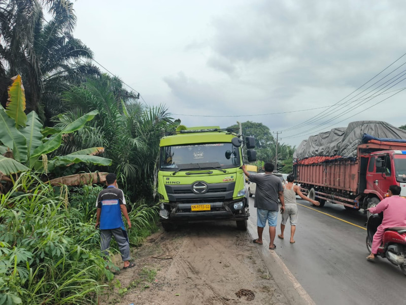 Akibat Truk CPO dan Ekspedisi Tabrakan, Jalan Lintas Timur Pelalawan Macet Parah