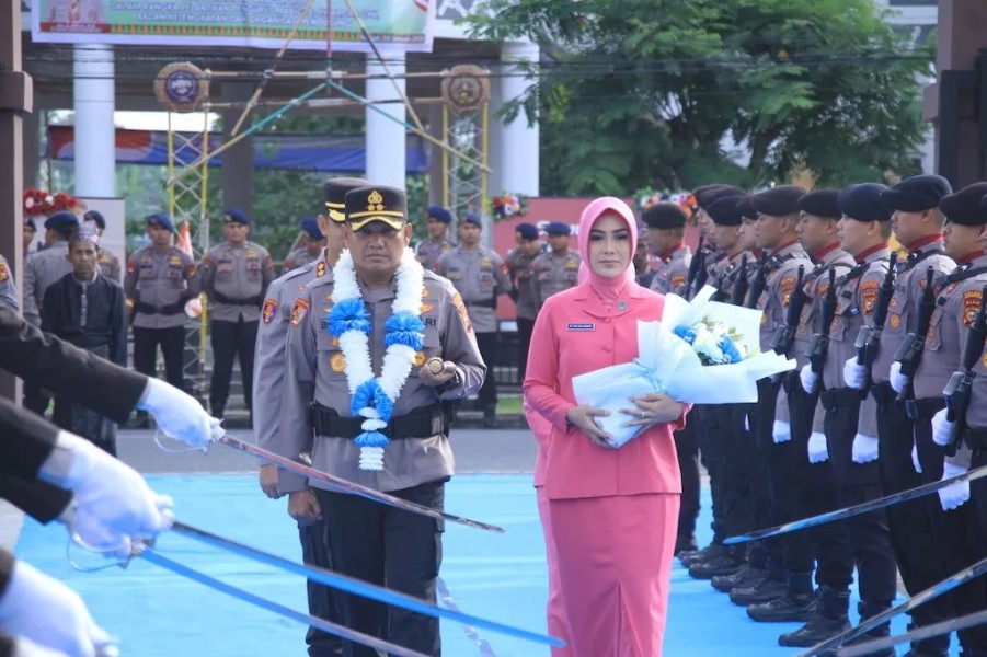 Resmi Jabat Kapolres Inhu ke-48, AKBP Eka Ariandy Putra Disambut Tradisi Pedang Pora dan Tepung Tawar