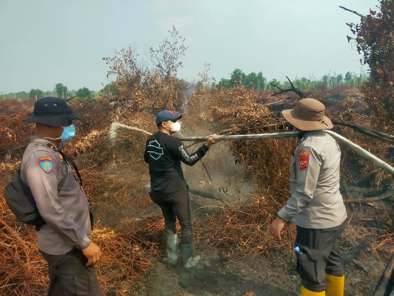 76 Personel Gabungan Padamkan Karhutla di Kerumutan, Titik Api Padam Namun Asap Masih Mengepul