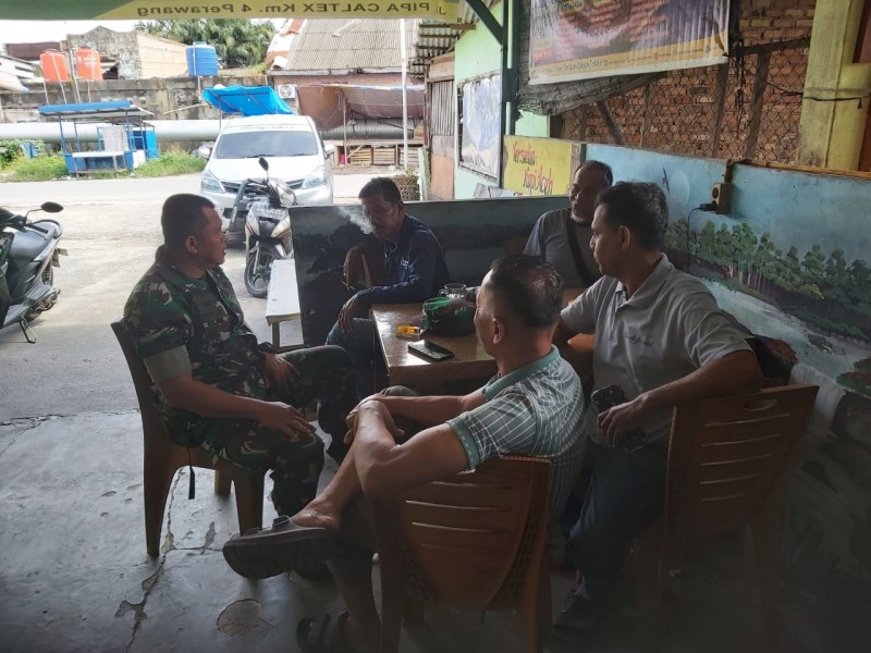 Babinsa Koramil 04/Perawang Serda Deddy H Gelar Komsos Ajak Warga Peduli Kesehatan dan Kebersihan