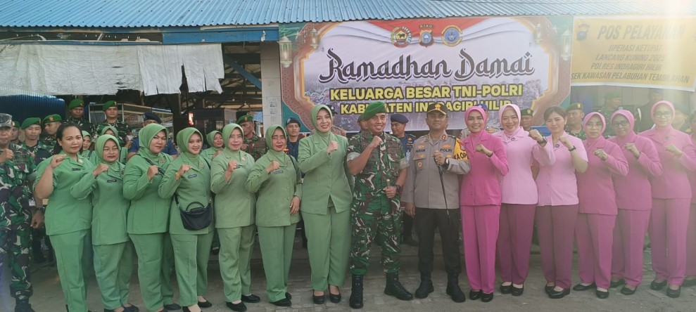 Berkah Ramadhan, Keluarga Besar TNI dan Polri di Tembilahan Bagikan Takjil Gratis