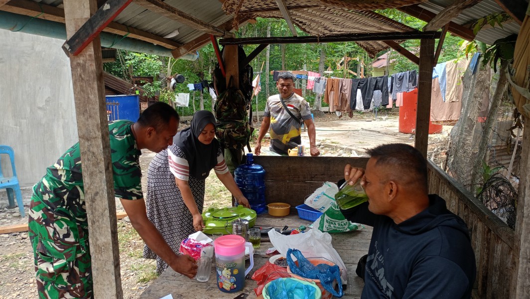 Secangkir Kopi dan Hidangan Sederhana, Cara Warga Lhok Panah Menjamu Satgas TMMD Ke-129 Kodim 0102/Pidie