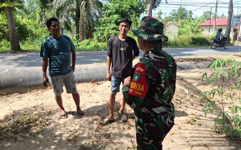 Babinsa Dumai Bersama PHR Gelar Patroli dan Sosialisasi Keamanan Pipa Minyak