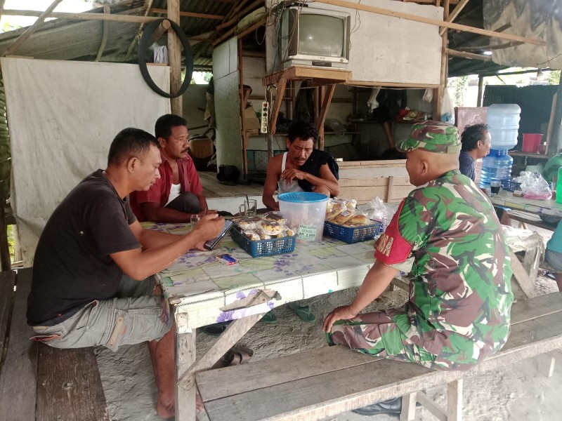 Babinsa Sertu Sugiarto Gelar Komsos Kesehatan di Kampung Rantau Bertuah, Minas